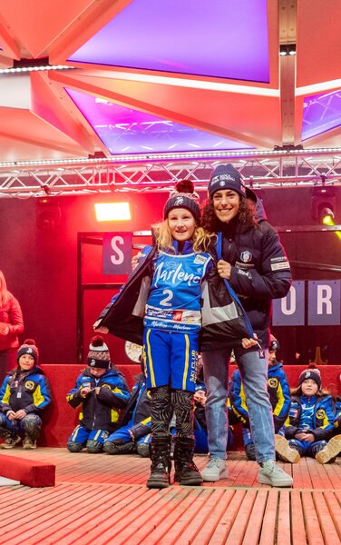 Federica Brignone lächelt gemeinsam mit dem Skiclub in die Kamera für ein Foto. | © Gianvito Coco