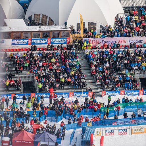 Die Fantribüne des Kronplatz Ski Worldcup Rennens. | © Gianvito Coco