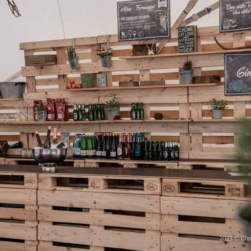 Eine Indoorbar in einem Festzelt. | © Gianvito Coco