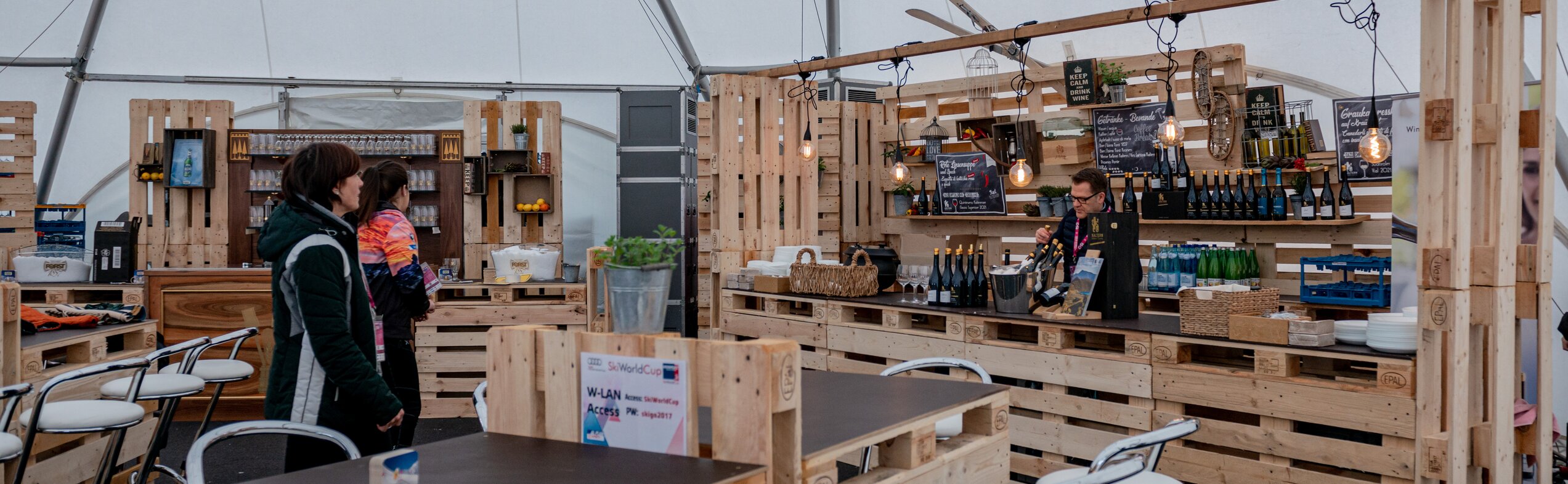 Eine Indoorbar in einem Festzelt. | © Gianvito Coco