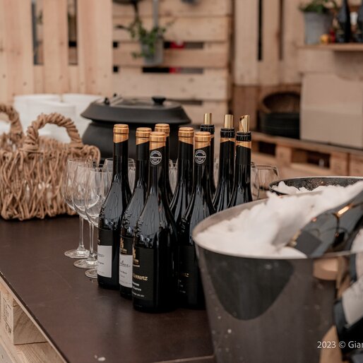 Eine Indoorbar in einem Festzelt mit einigen Flaschen Wein . | © Gianvito Coco