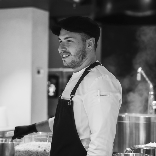 AMA Stay Koch strahlt in seiner Küche. | © Camila Ruiz