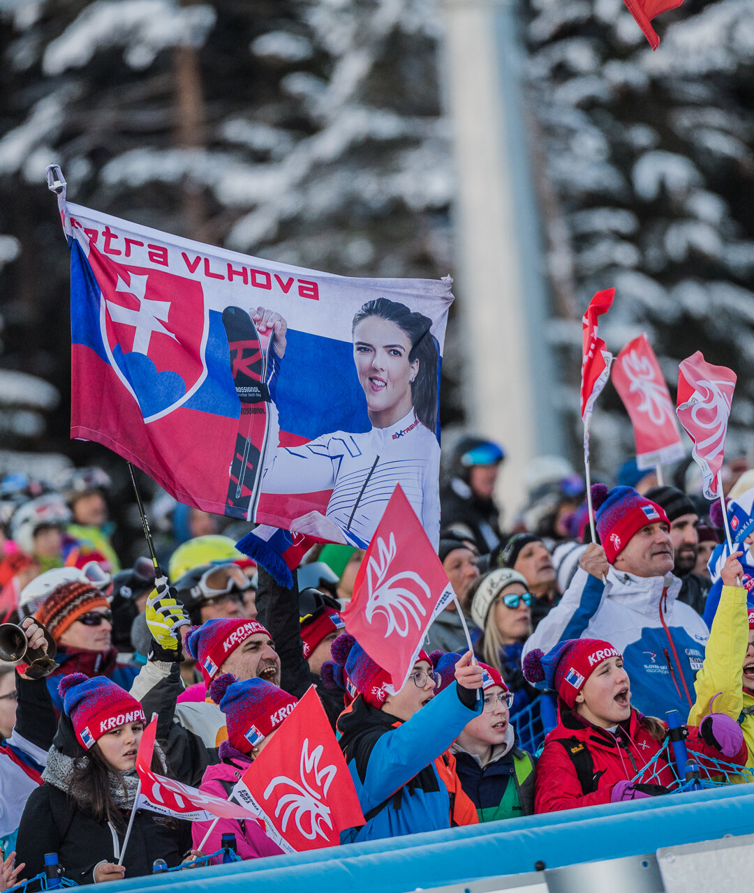 Der Fanclub der Skirennläuferin Petra Vlohva beim Jubeln. | © Skirama Kronplatz