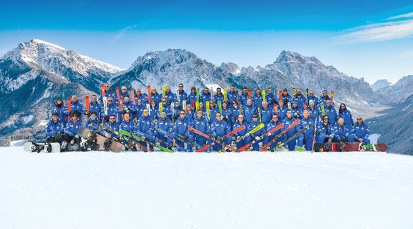 Ein Gruppenfoto der Skischule St. Vigil im Winter. | © Scuola sci San Vigilio