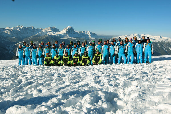 Ein Gruppenfoto der Skischule Kron im Winter. | © Skischule Kron
