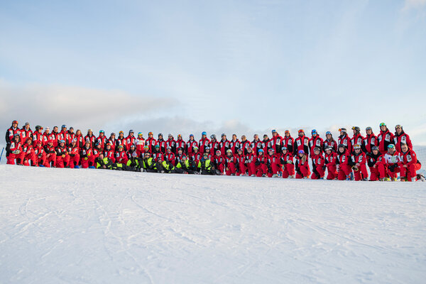 Ein Gruppenfoto der Skischule Kronplatz im Winter. | © Skischule Kronplatz