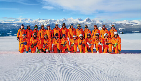 Ein Gruppenfoto der Skischule Sporting im Winter. | © Scuola sci Sporting