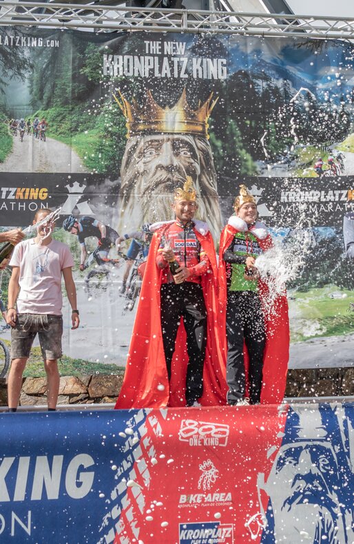 Die Gewinner des Marathons bei der Champagnerdusche. | © Gianvito Coco