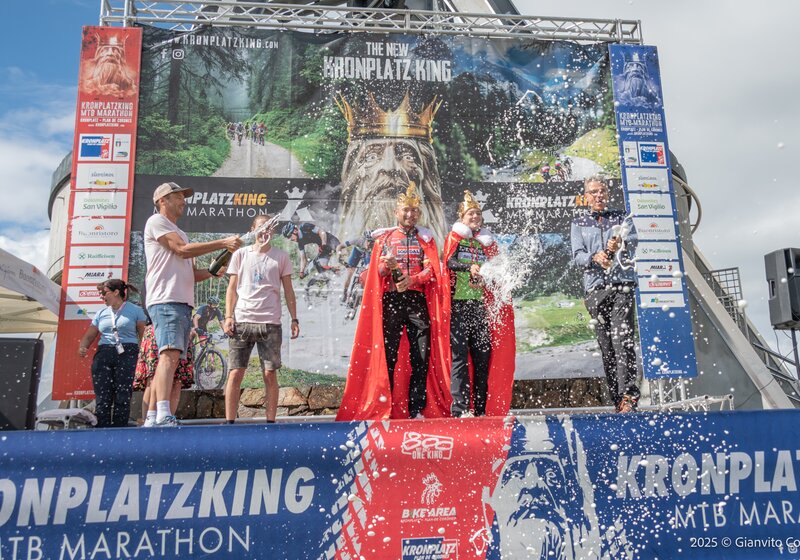 Die Gewinner des Marathons bei der Champagnerdusche. | © Gianvito Coco