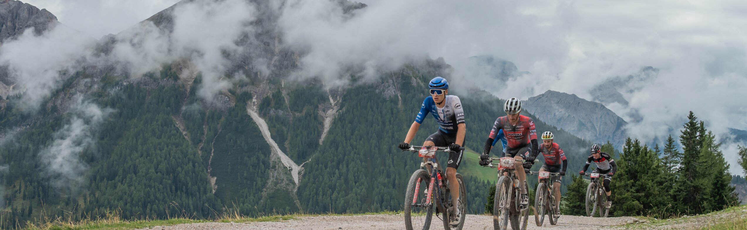 Die Radfahrer treten bergauf um den Marathon zu bezwingen. | © Gianvito Coco