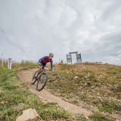 Ein Bikefahrer beim Downhill part des Kronplatz King Marathons. | © Gianvito Coco