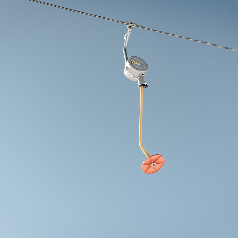 Ein Foto vom Tellerlift bei blauem Himmel. | © Josef Plaickner