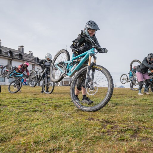 Eine Gruppe Bikefahrer testen die Bremsen am Gipfel. | © Gianvito Coco