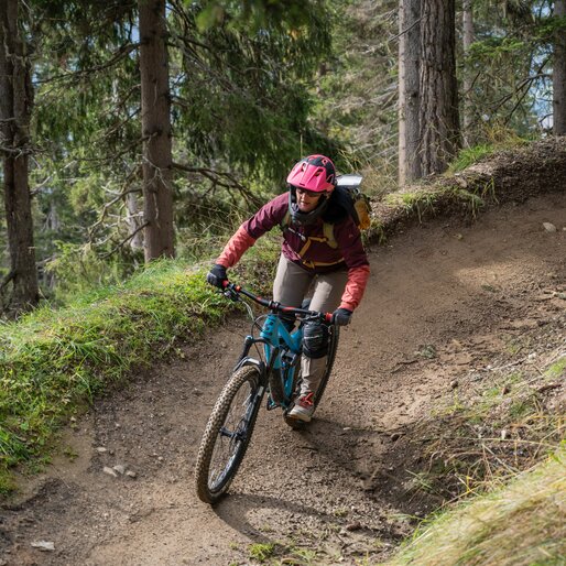 Bikefahrerin fährt konzentriert den Trail hinab. | © Gianvito Coco