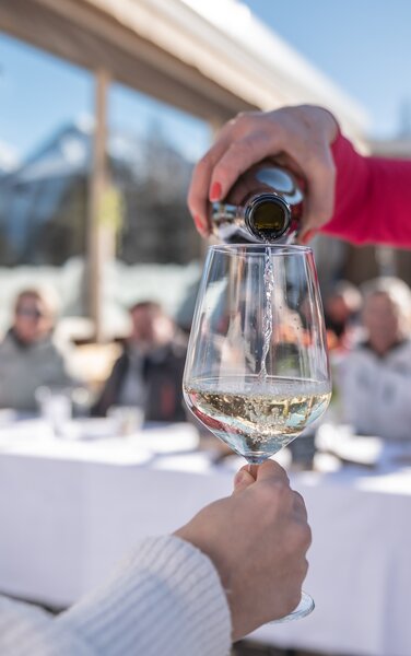 Weißwein wird in einem Weinglas aufgeschenkt. | © Gianvito Coco