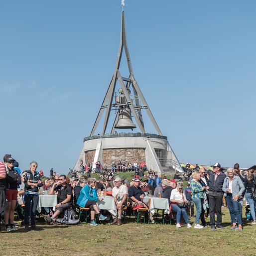Eine Menschenmenge versammelt sich vor dem Concordia 2000-Glockenturm bei strahlendem Sonnenschein. | © Gianvito Coco