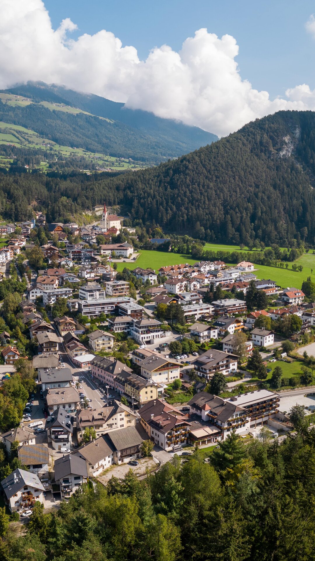 Das Dorf Kiens von oben im Sommer. | © TV Kiens
