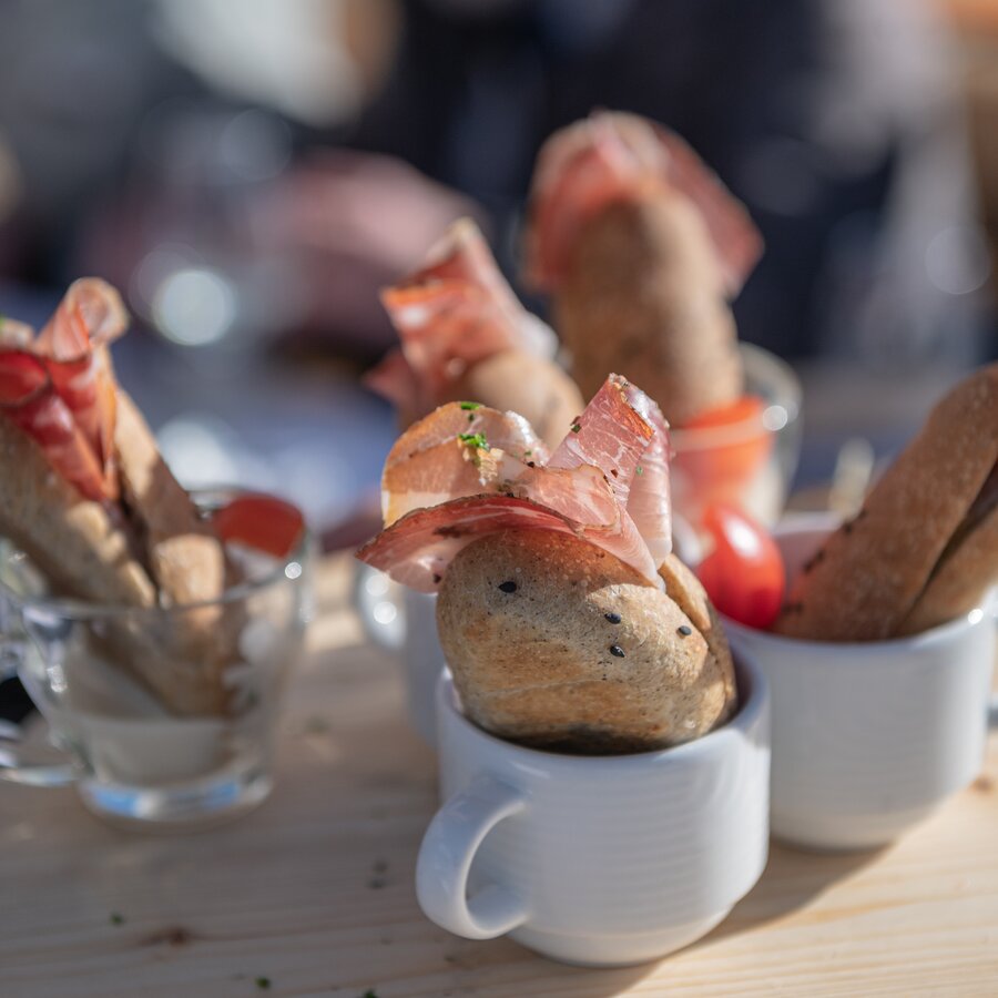 Kulinarische Highlights: selbgebackenes Brot mit Südtiroler Speck. | © Gianvito Coco