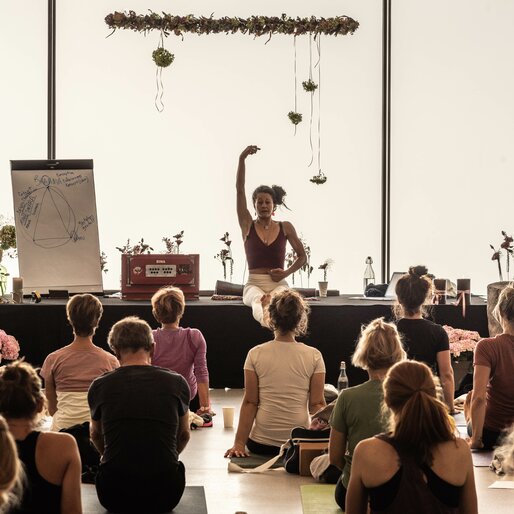 Teilnehmer der Yogadays Südtirol beim Praktizieren von Yoga. | © Skirama Kronplatz