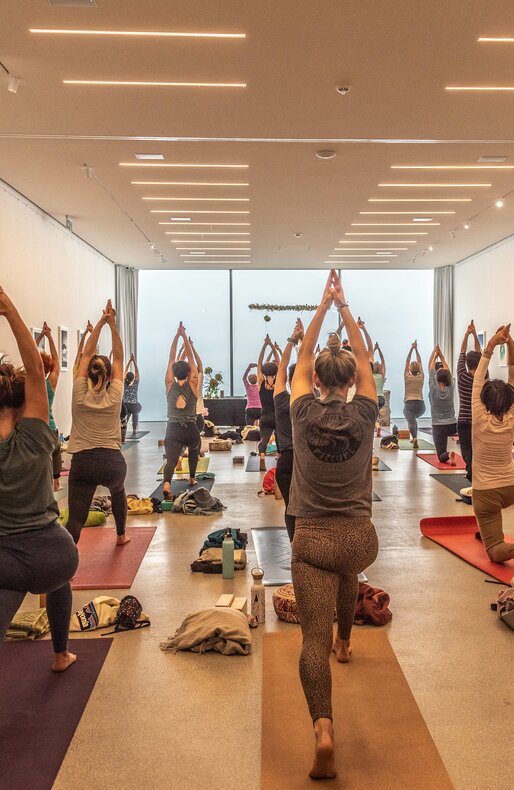 Teilnehmer der Yogadays Südtirol beim Praktizieren von Yoga. | © Skirama Kronplatz