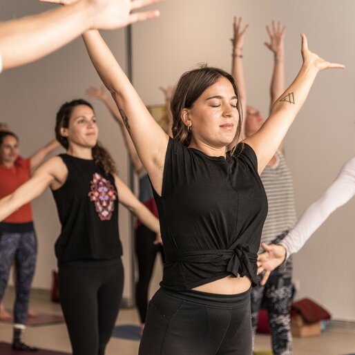 Teilnehmer der Yogadays Südtirol beim Praktizieren von Yoga. | © Skirama Kronplatz
