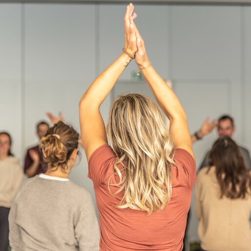 Teilnehmer der Yogadays Südtirol beim Praktizieren von Yoga. | © Skirama Kronplatz