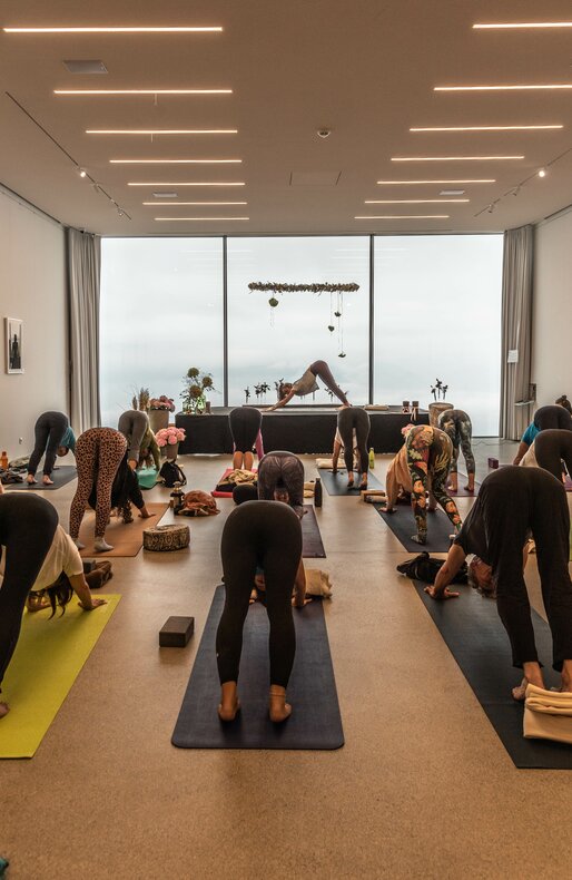 Teilnehmer der Yogadays Südtirol beim Praktizieren von Yoga. | © Skirama Kronplatz