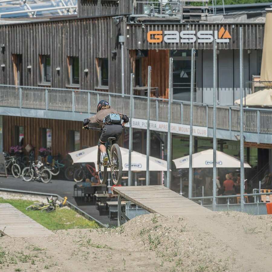 Biker springt über Rampen im Bikepark. | © Gianvito Coco