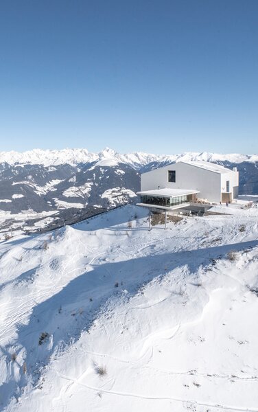 Das LUMEN Museum von oben bei strahlendem Sonnenschein. | © Skirama Kronplatz