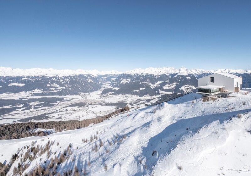 Das LUMEN Museum von oben bei strahlendem Sonnenschein. | © Skirama Kronplatz