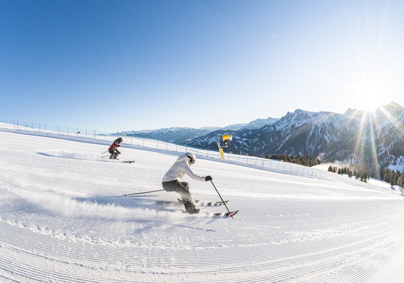 Carving frühmorgens; die Pisten sind perfekt für die erste Abfahrt. | © Harald Wisthaler