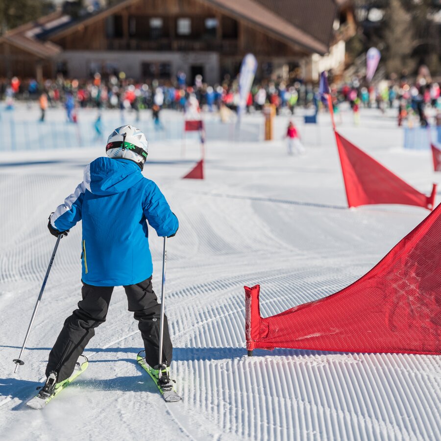 Ein Kind mit den Skiern im Kinderpark Piz de Plaies. | © Harald Wisthaler