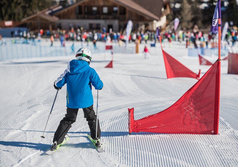 Ein Kind mit den Skiern im Kinderpark Piz de Plaies. | © Harald Wisthaler